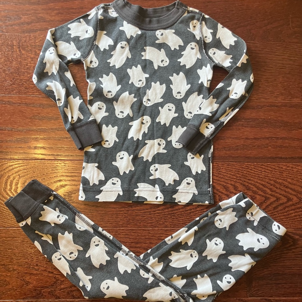 Hanna Anderson Kids Ghost Halloween Pajama Set
Kids size 4